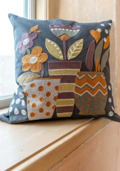 Gudrun Sjödén Broderat kuddfodral "Flower pots" i ekologisk bomull Mörkaskgrå Online
