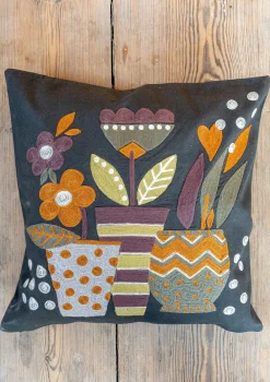 Gudrun Sjödén Broderat kuddfodral "Flower pots" i ekologisk bomull Mörkaskgrå Online