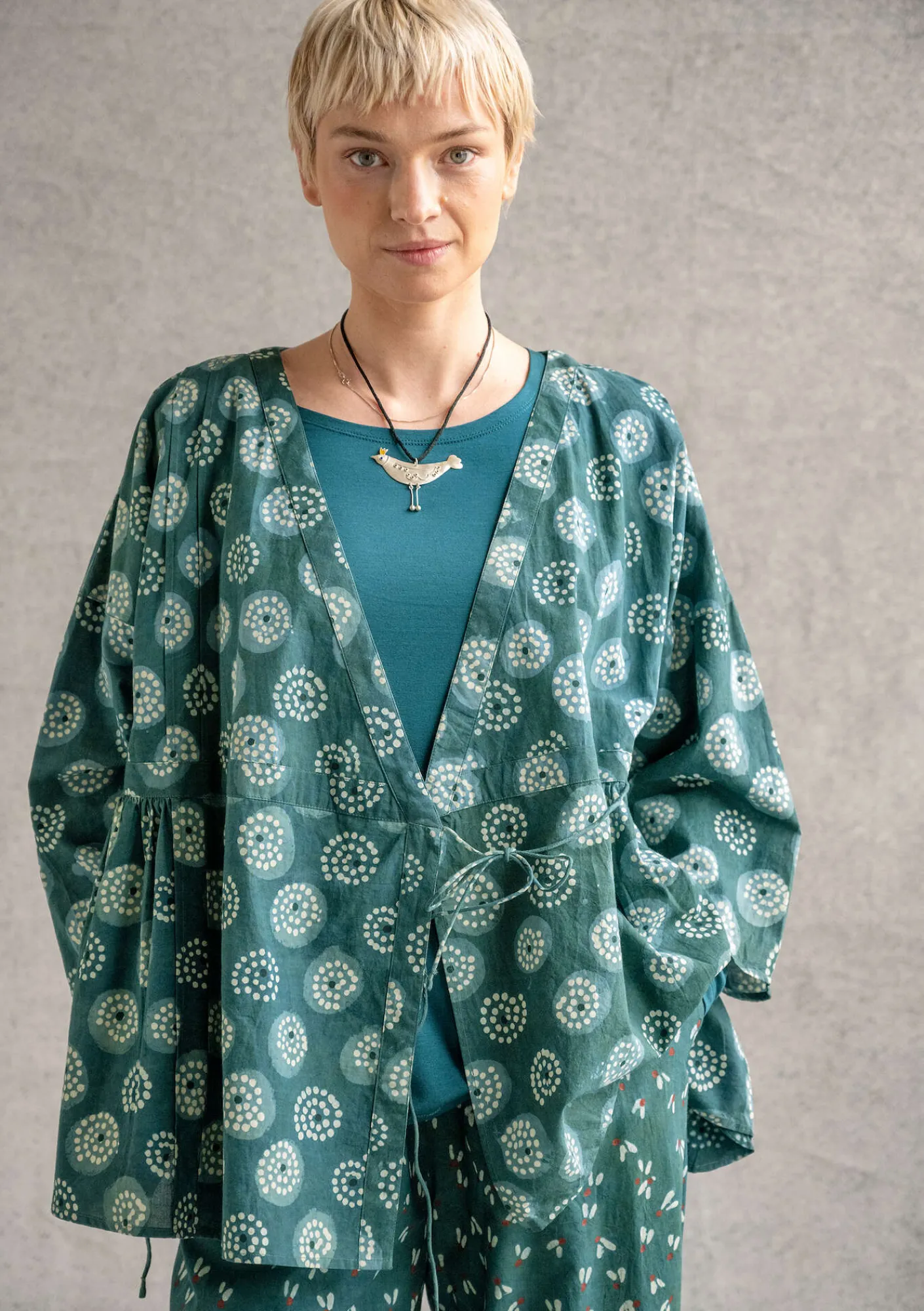 Gudrun Sjödén Omlottblus "Clay" i ekologisk bomull Indigogrön Fashion