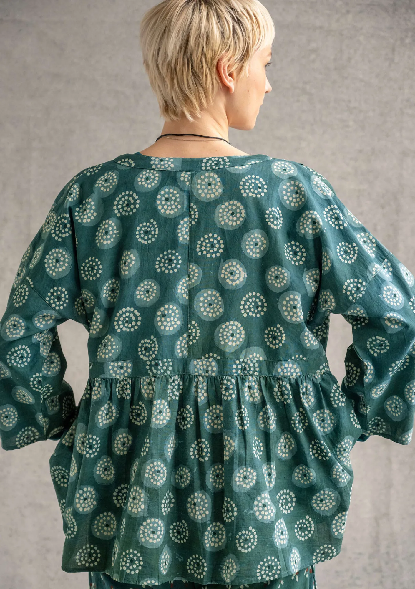 Gudrun Sjödén Omlottblus "Clay" i ekologisk bomull Indigogrön Fashion