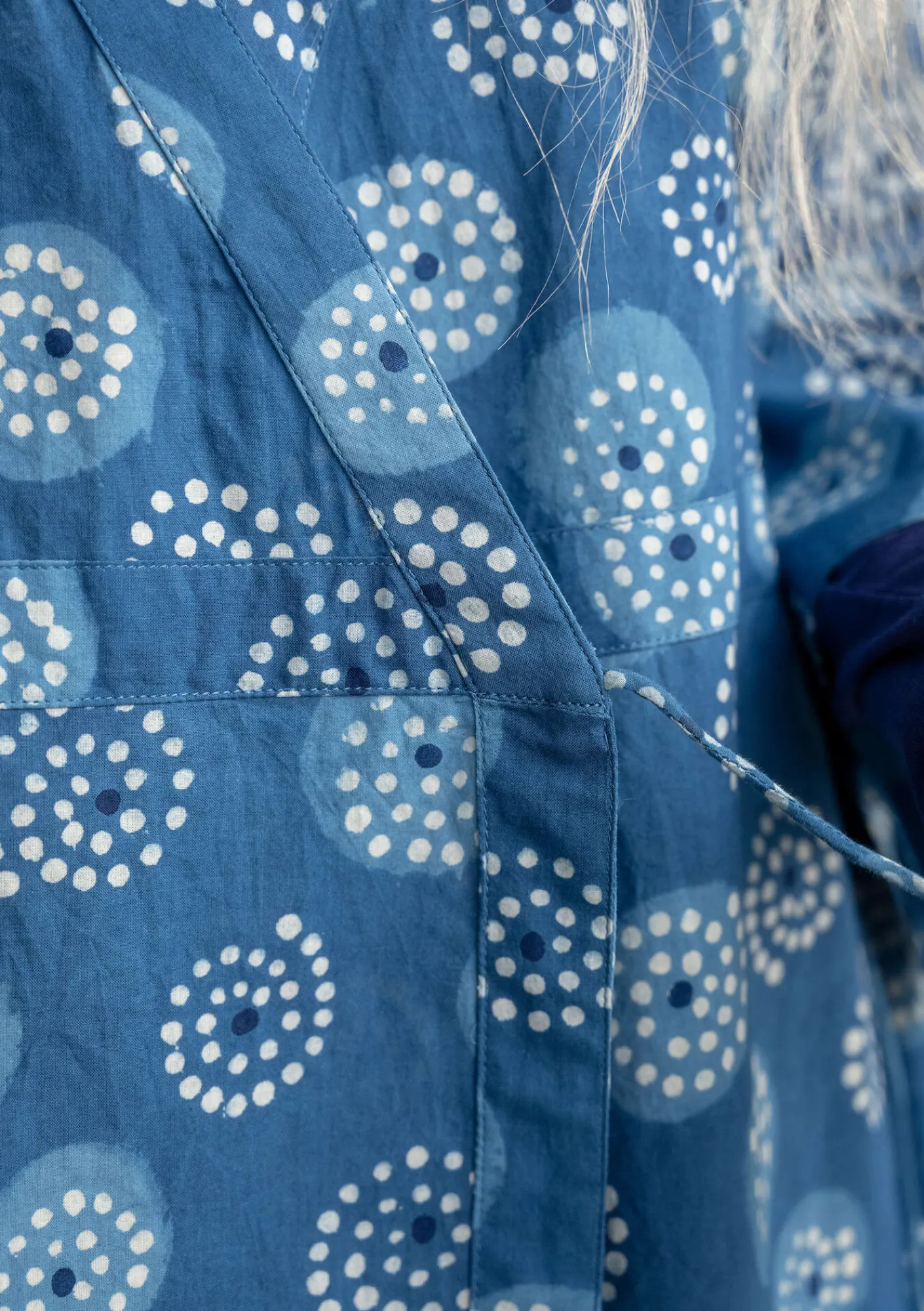 Gudrun Sjödén Omlottblus "Clay" i ekologisk bomull Indigo Outlet