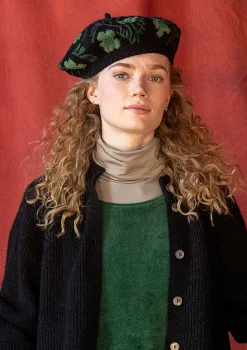 Gudrun Sjödén Stickad basker "Gnistra" i alpackamix/ekoligisk och återvunnen bomull Svart Hot