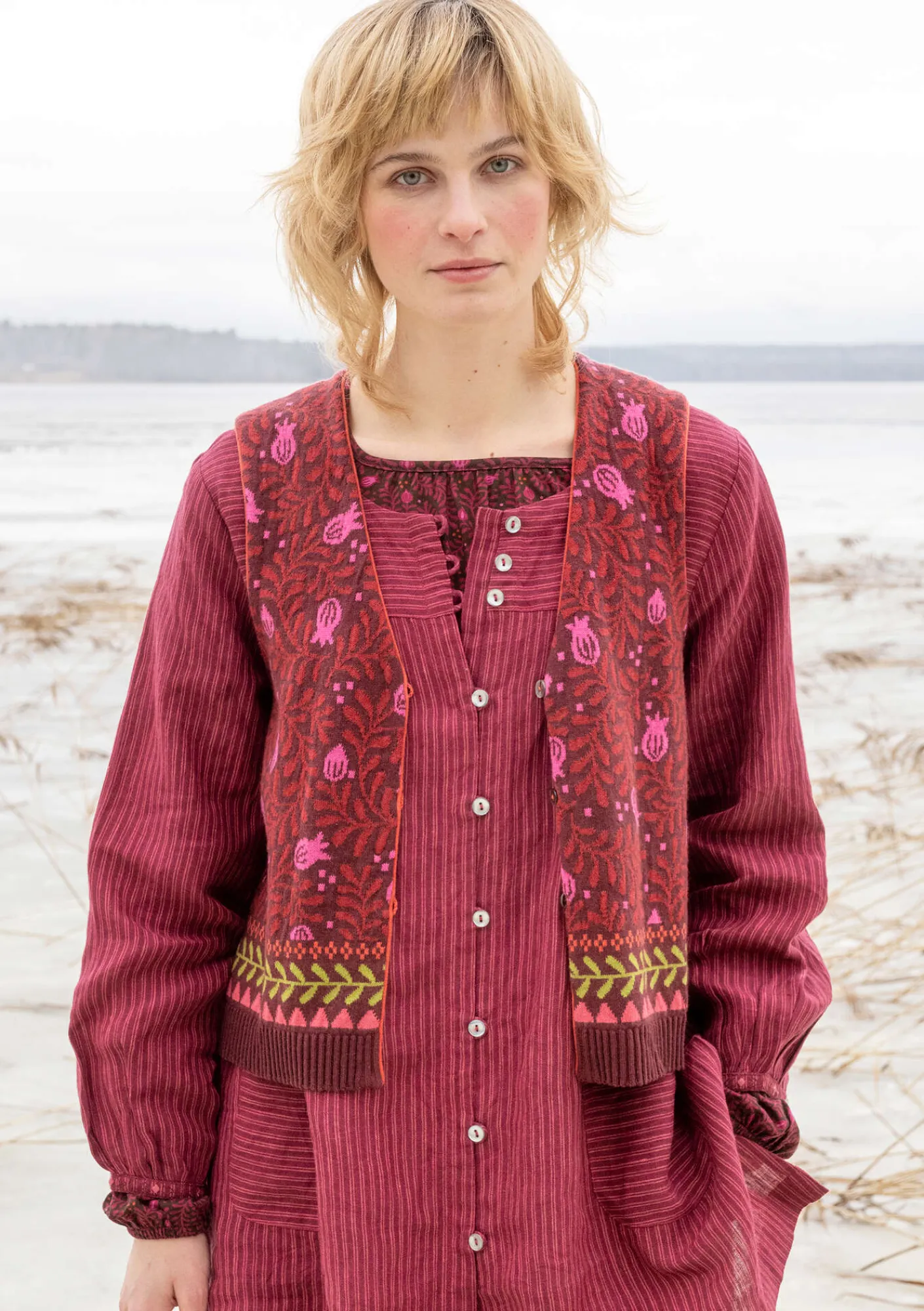 Gudrun Sjödén Stickad väst "Aurora" i ekologisk och återvunnen bomull/ull Aubergine Online