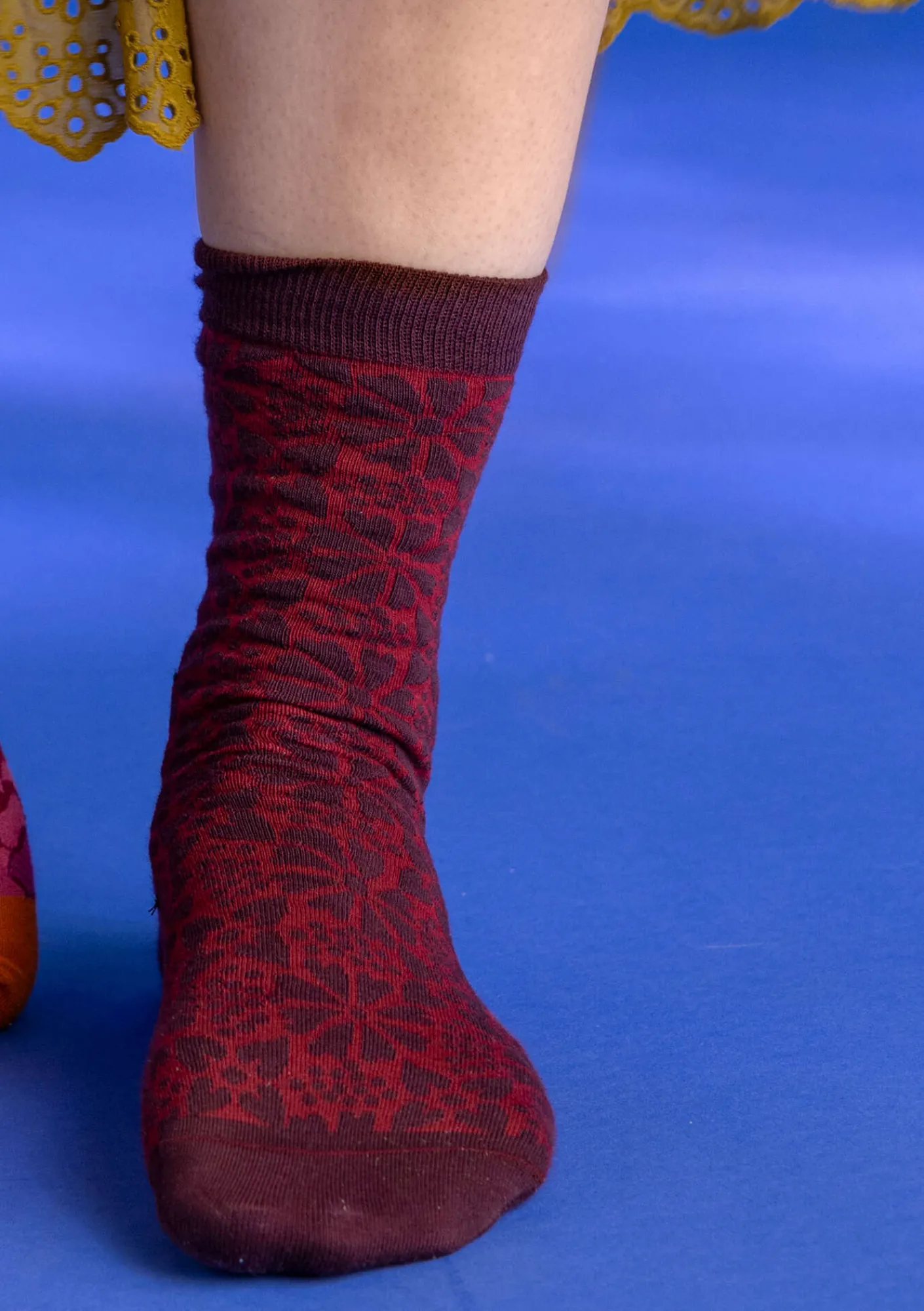 Gudrun Sjödén Strumpa "Freja" i ekologisk bomull Aubergine Fashion