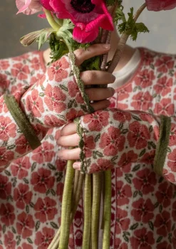 Gudrun Sjödén Torgvante "Anemone" i ekologisk ull Mörklilja Clearance