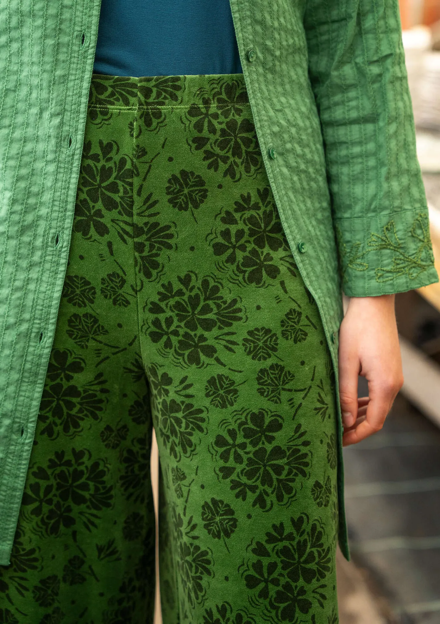 Gudrun Sjödén Velourbyxa "Selma" i ekologisk bomull/återvunnen polyester Gräsgrön Fashion