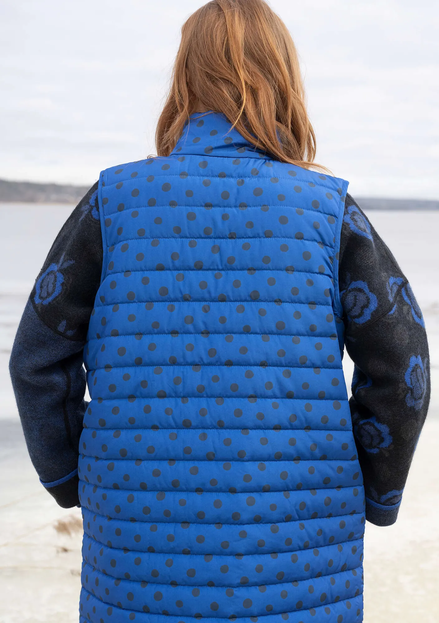 Gudrun Sjödén Väst "Susan" i återvunnen polyester Kleinblå Hot