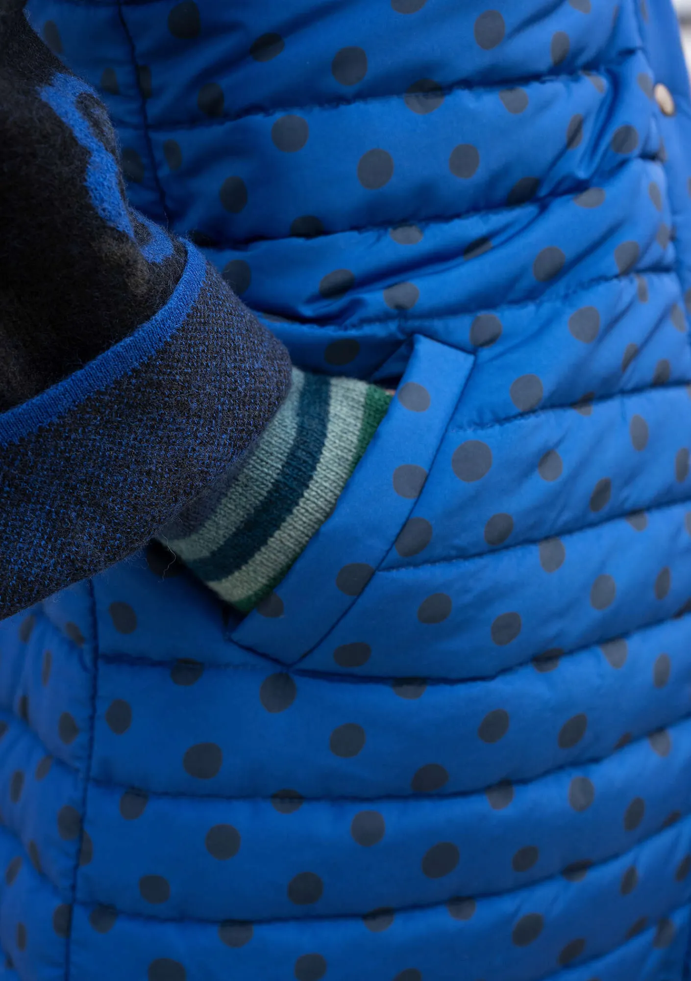 Gudrun Sjödén Väst "Susan" i återvunnen polyester Kleinblå Hot