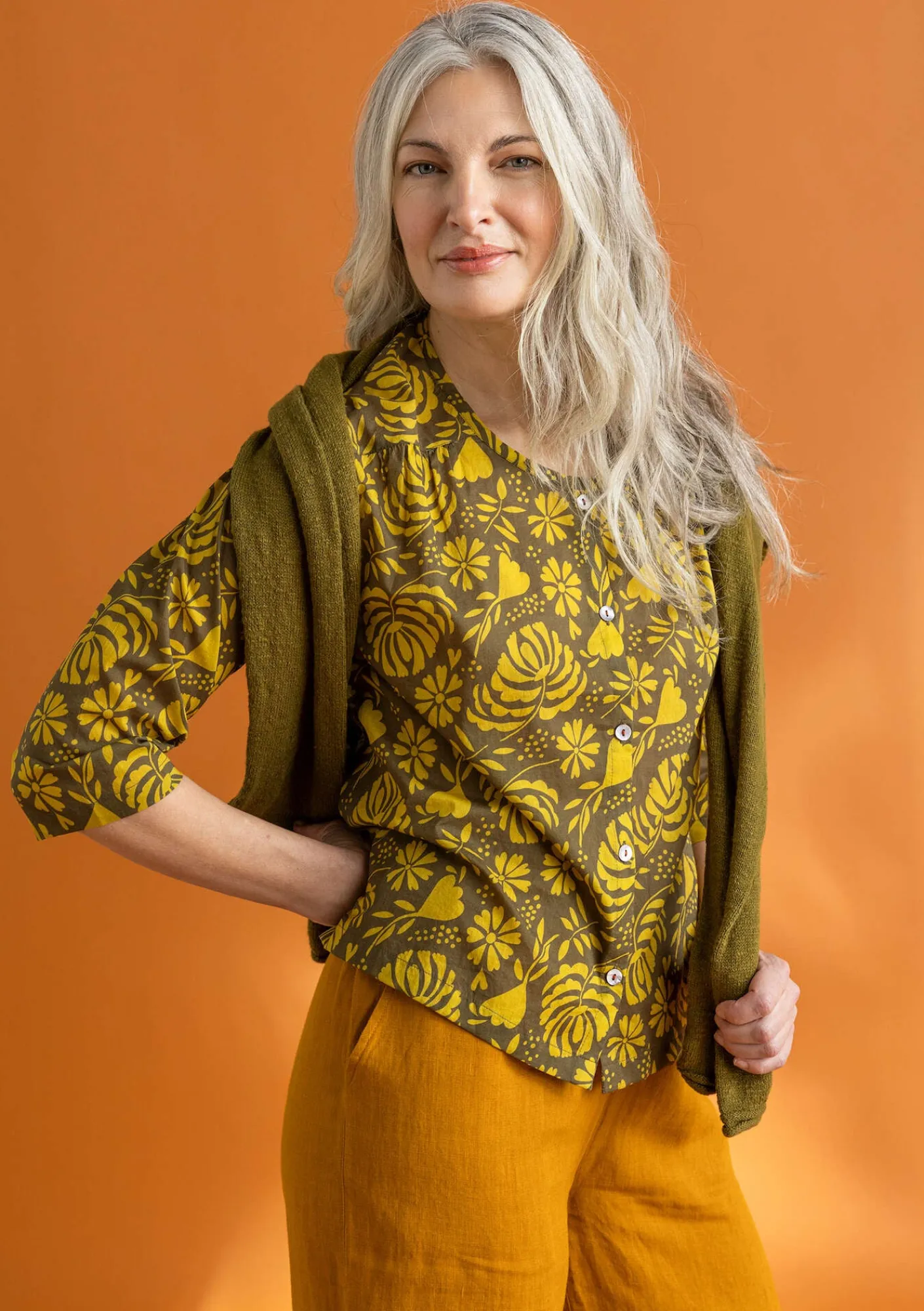 Gudrun Sjödén Vävd blus ”Hedda” i ekologisk bomull Mörkoliv/mönstrad Outlet