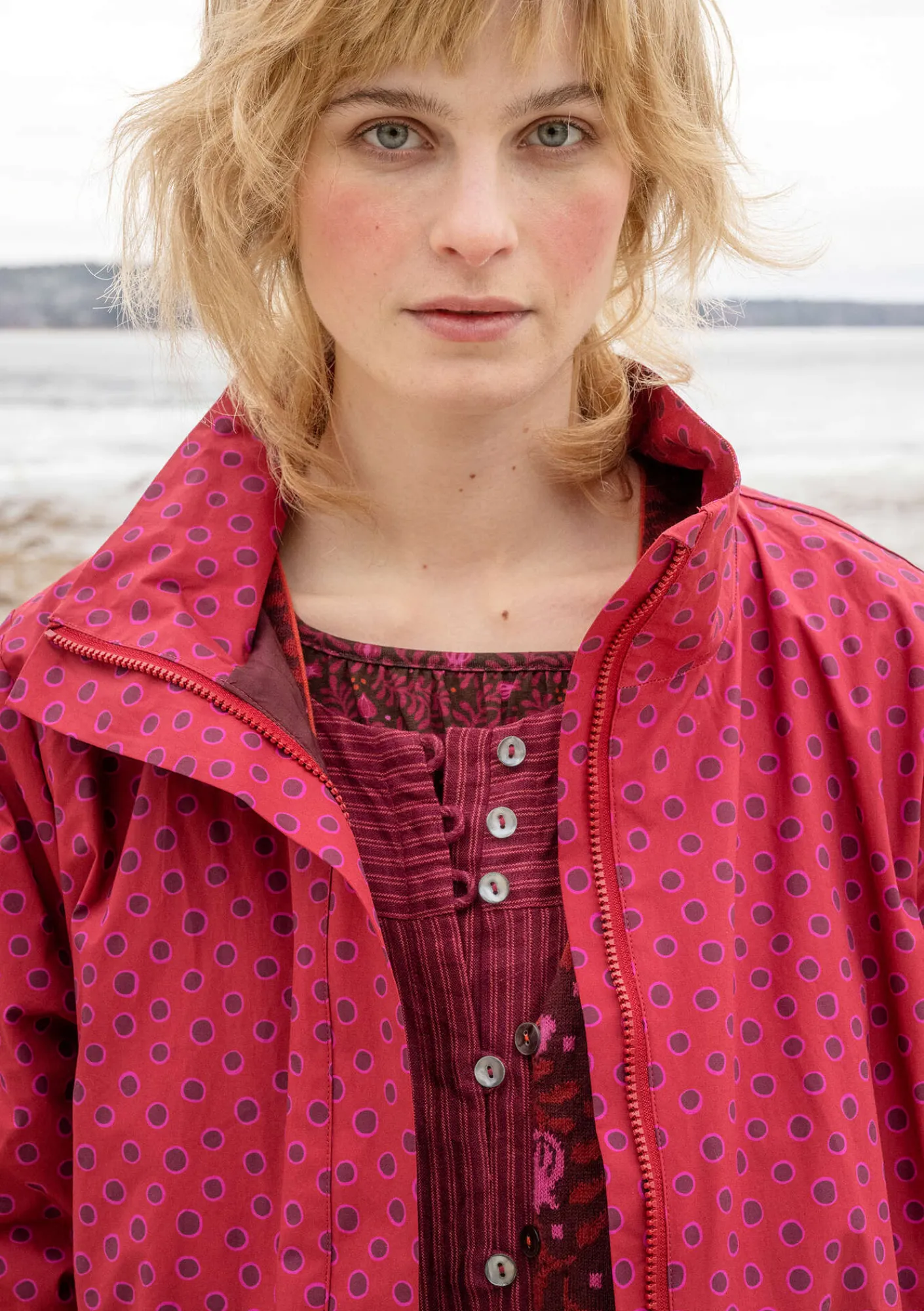 Gudrun Sjödén Vävd parkas "Lucy" i ekologisk bomull Tranbär/mönstrad Discount